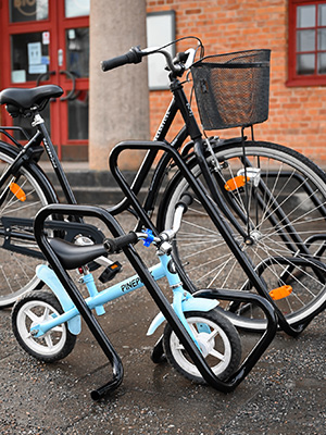 The Lyra bicycle rack with bikes in an urban environment.